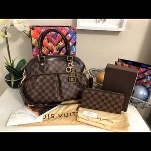 Authentic Louis Vuitton large Zippy wallet Damier